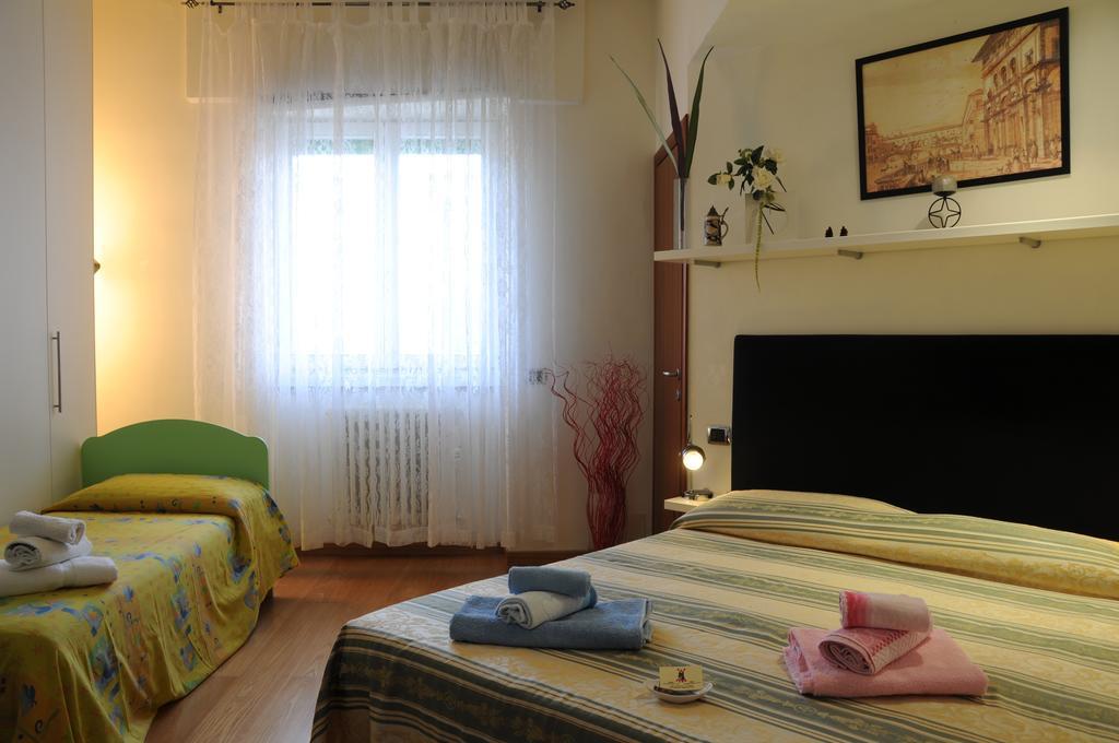 Zeus Bed&Breakfast Florenz Zimmer foto